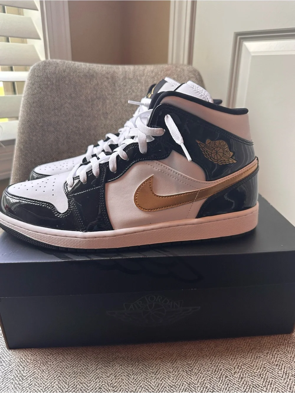 Jordan Air Jordan 1 Mid SE Black with Metallic Gold 13M